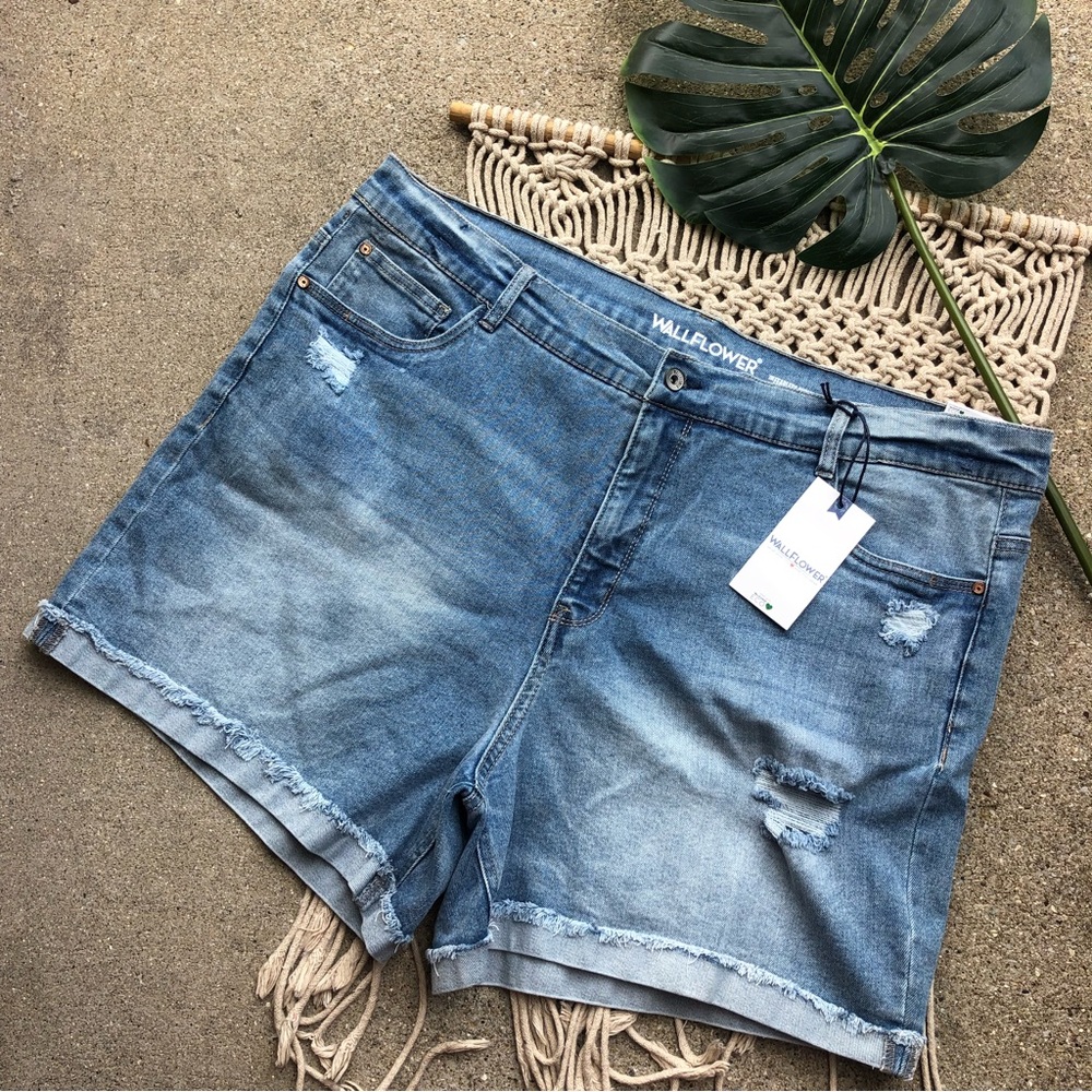 New Plus Size Wallflower High Rise Distressed Jean Shorts Size 22W